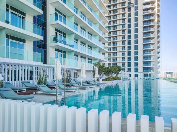 Outdoor pool - Maison Privee - Deluxe 3BR Apt w/ Dubai Marina View and Beach Access (Dubai)
