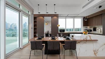 Deluxe-Apartment | Essbereich im Zimmer
