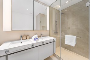Deluxe-lejlighed | Badeværelse | Gratis toiletartikler, hårtørrer, bidet, håndklæder
