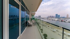 A balcony with a view of a marina and city skyline. - Maison Privee - Deluxe 3BR Apt w/ Dubai Marina View and Beach Access (Dubai)