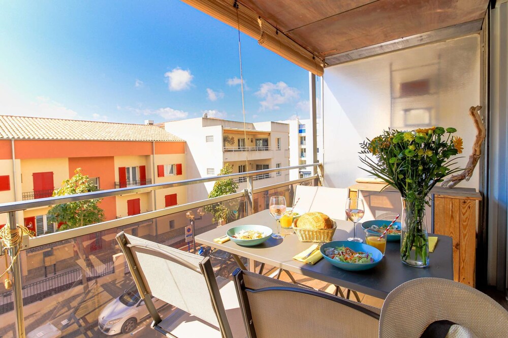 select so home t2 in the heart of downtown Lavandou