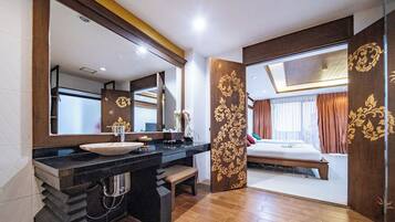 Deluxe Triple | Allergitestade sängkläder, minibar och värdeförvaringsskåp på rummet