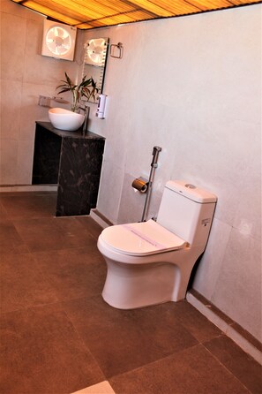 Traditional Double Room | Bathroom | Shower, free toiletries, towels, soap