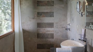 Mountain View Tree House with Balcony | Bathroom | Shower, free toiletries, towels, soap