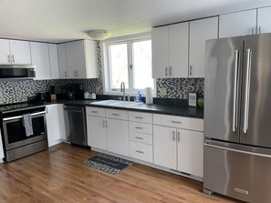 Fridge, microwave, oven, stovetop - Modern Farmhouse With Large, In-Ground Heated Pool - 15 Mins To St. Joseph (Sodus)