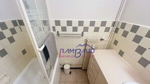 A bathroom with a bathtub, toilet, and shower area. - Studio Cabin in center Valloire with Free Wifi (VALLOIRE)