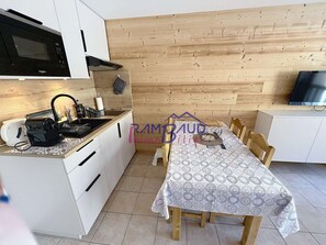 Køleskab, mikrobølgeovn, brødrister, køkkentøj/tallerkener/redskaber