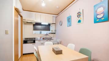 Hus | 2 soverom, blendingsgardiner, strykejern/-brett og wi-fi (inkludert)