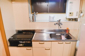 House | Private kitchen | Electric kettle, dining tables - North Shinjuku house (Tokyo)