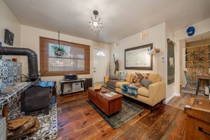 Fireplace, stereo - Seasons Greetings Sale (Hot Springs)