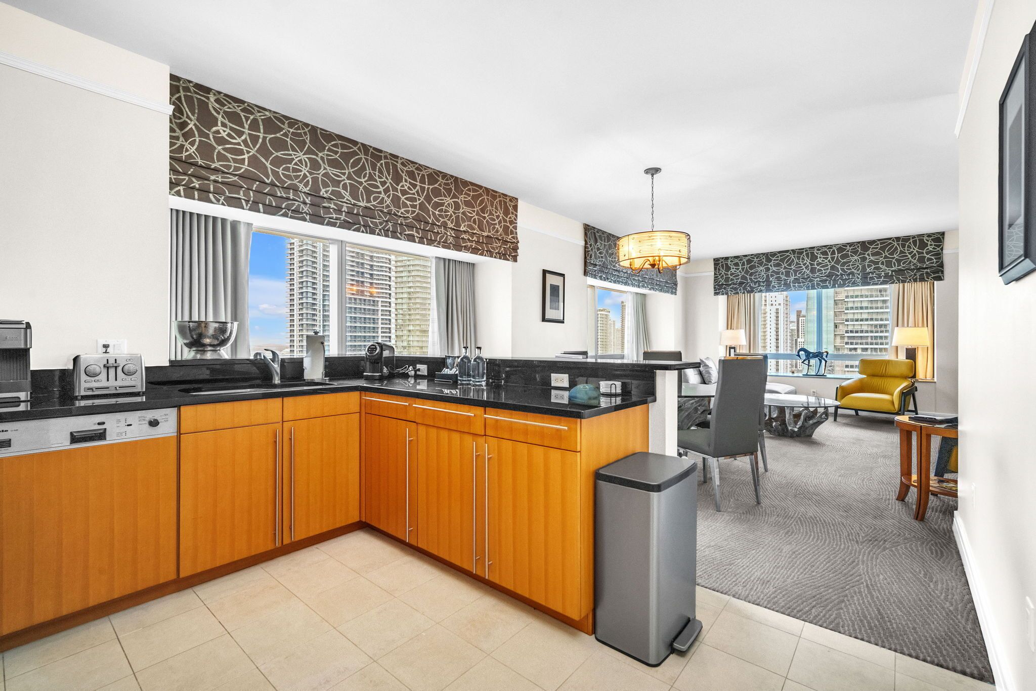 Réfrigérateur, four à micro-ondes, un four, surface de cuisson