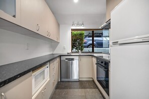 Køleskab, mikrobølgeovn, ovn, kogeplade