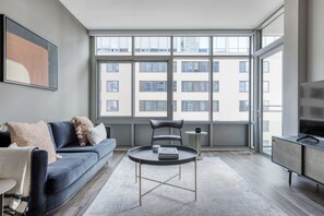 TV, stereo - Trendy Bethesda 1BR w/ W/D, Gym & Roof, nr dining, by Blueground (Maryland)