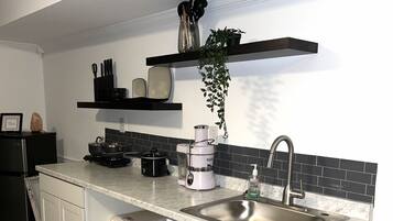 Een koelkast, een microgolfoven, een koffiezetapparaat/waterkoker