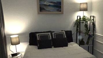 1 slaapkamer, een bureau, een strijkplank/strijkijzer, reisbedje