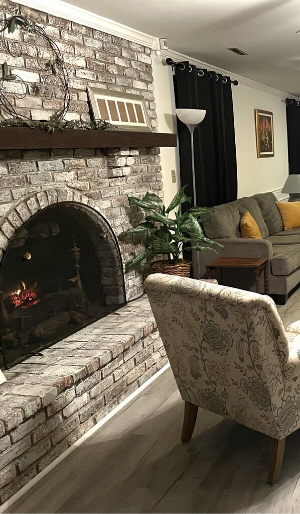 Smart-TV, Kamin, Bücher