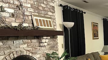 Smart-tv, een open haard en boeken