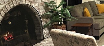 Cozy & Relaxing. Hot Tub, stress relief at your fingertips. Pets welcome.