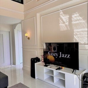 Villa familiar, 3 habitaciones, piscina privada, vistas a la montaña | Zona de estar | Libros