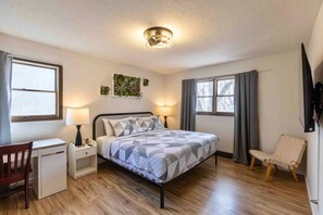 3 habitaciones, escritorio, tabla de planchar con plancha y wifi
