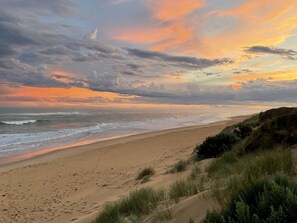 Beach nearby - Lake House, by the beach (The Honeysuckles)