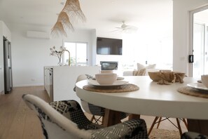 Dining - Lake House, by the beach (The Honeysuckles)