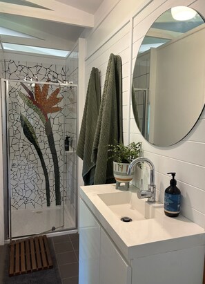 Bathroom - Studio 59 - Byron Hinterland. (Myocum)