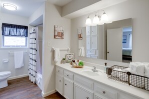 Hair dryer, towels - Roomy Houston Rental w/ Home Office & Private Pool (Houston)