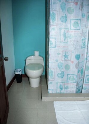 Deluxe-Doppelzimmer | Badezimmer | Dusche, Handtücher, Seife, Shampoo