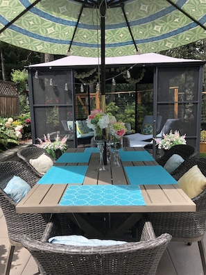 Outdoor dining - Lux 3 Bedroom Suite - Bear Mountain - Rainforest Retreat, Victoria, BC, (Victoria)