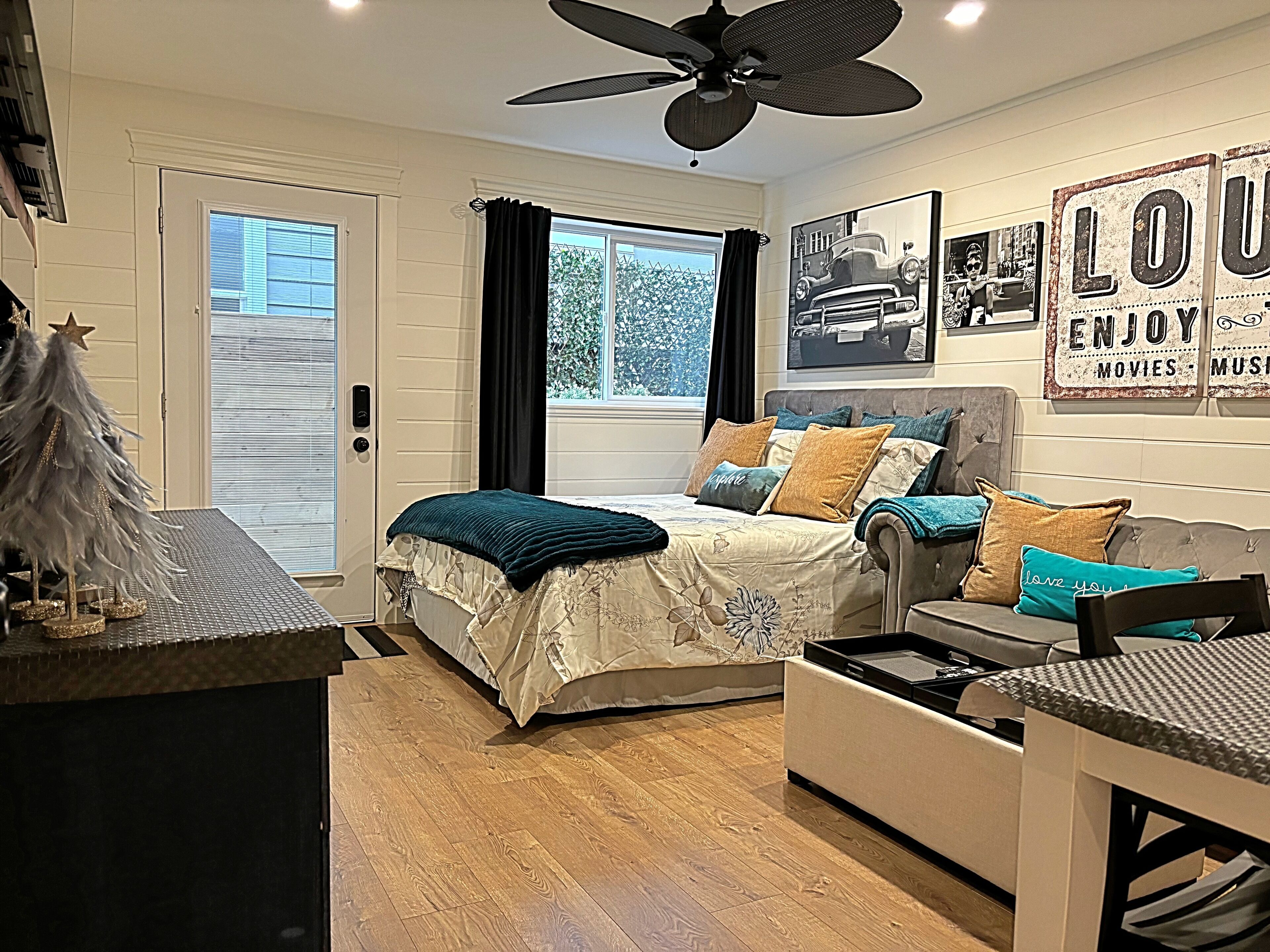 3 bedrooms, desk, WiFi, bed sheets
