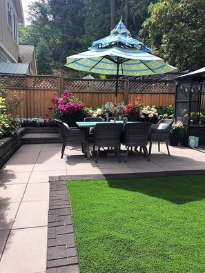 Outdoor dining - Lux 3 Bedroom Suite - Bear Mountain - Rainforest Retreat, Victoria, BC, (Victoria)