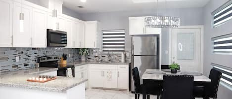 Frigorífico, microondas, horno y placa de cocina