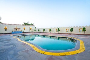 Swim-up bar - Gharial Bagh Resort (Sawai Madhopur)