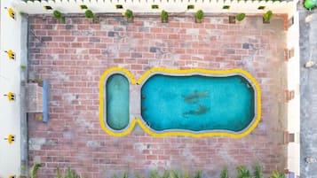 Swim-up bar