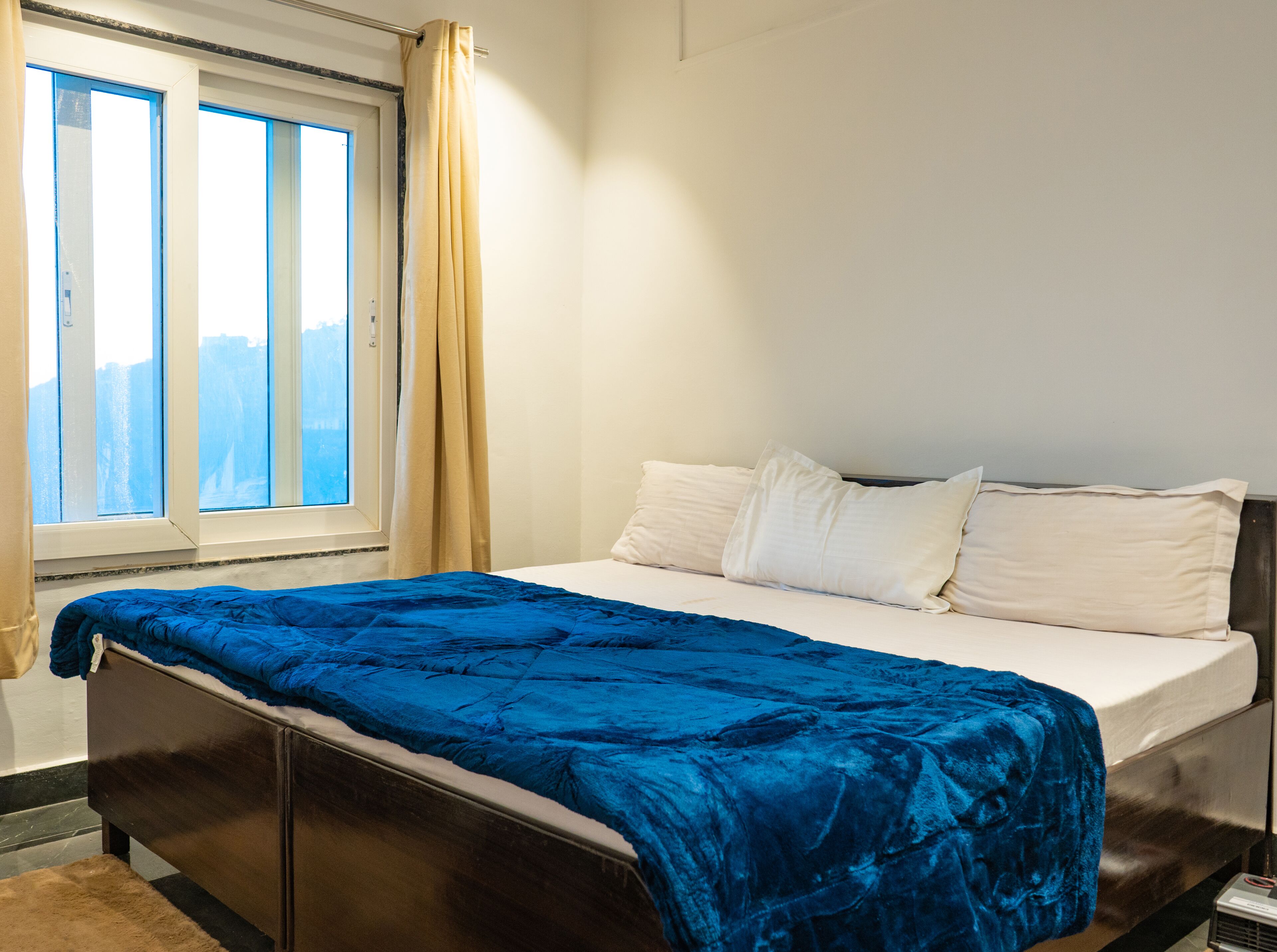 3 bedrooms, desk, WiFi, bed sheets