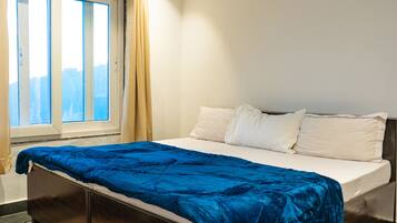 3 bedrooms, desk, WiFi, bed sheets