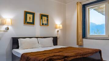 3 bedrooms, desk, WiFi, bed sheets