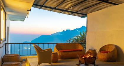 Luxury Villa 1km from Mall Road (Hampton Villa)