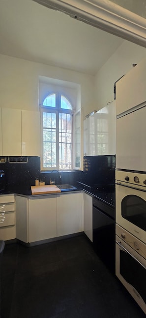 Kühlschrank, Ofen, Geschirrspüler, Hochstuhl