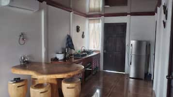 Microondas, horno, cafetera y tetera y utensilios de cocina