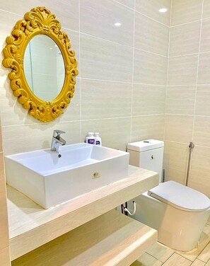 Shower, hair dryer, bidet, towels