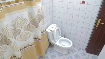 Douche, serviettes fournies, savon, shampoing