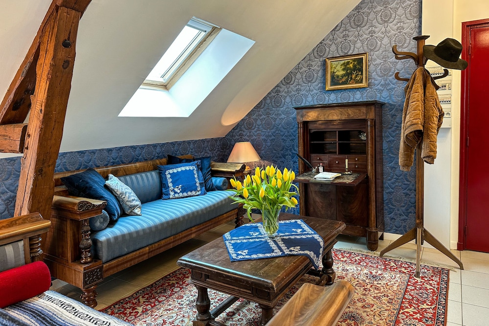 Château Le Bas Bleu, Sovereign House: 6/8p