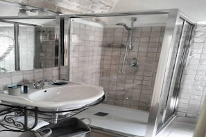 Ducha, secador de pelo y bidé
