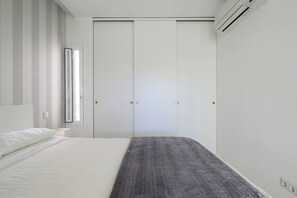 3 bedrooms, iron/ironing board, WiFi (free), bed sheets