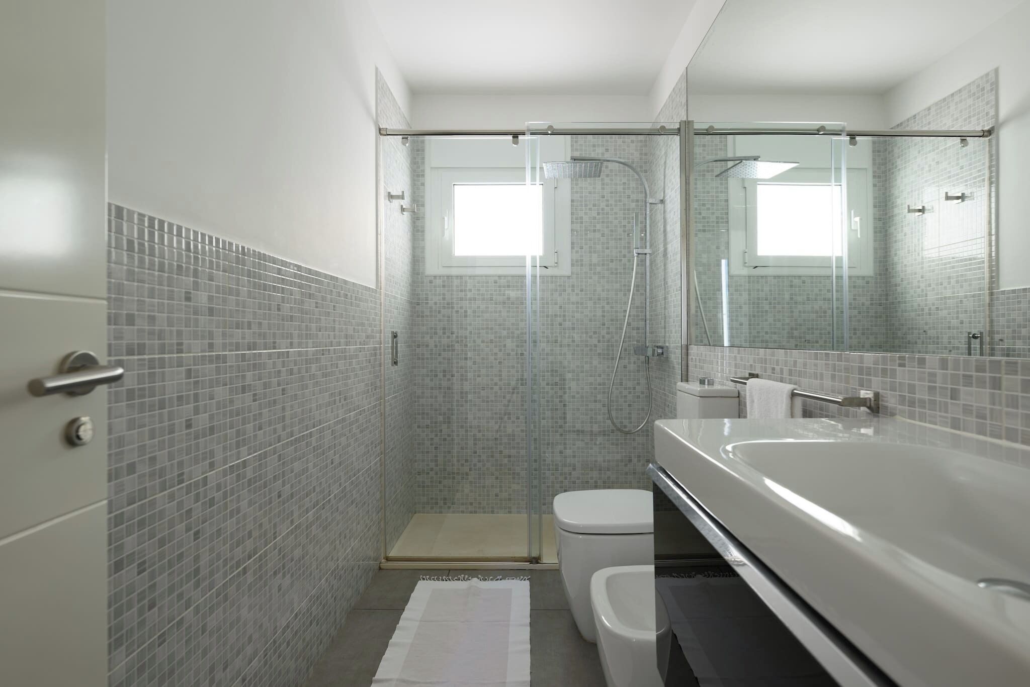 Ducha, secador de pelo, toallas