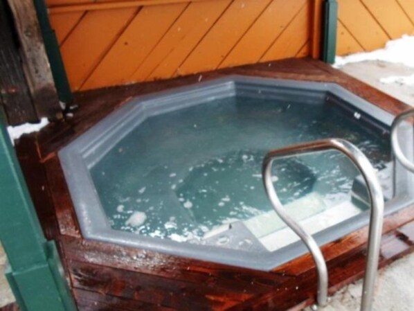 Indoor spa tub
