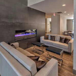 Una sala de estar moderna con un sofá, dos sillones y una mesa de centro.