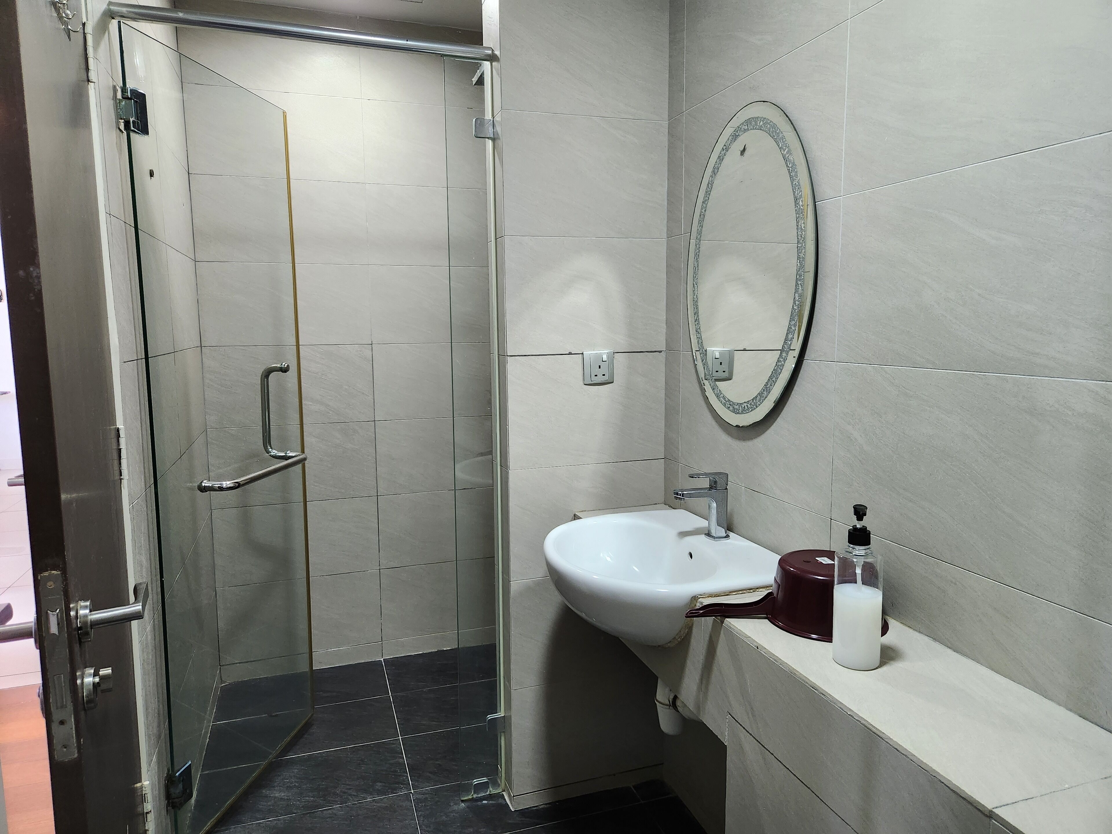 Perhehuoneisto | Kylpyhuone | Suihku, hiustenkuivaaja, pyyhkeet